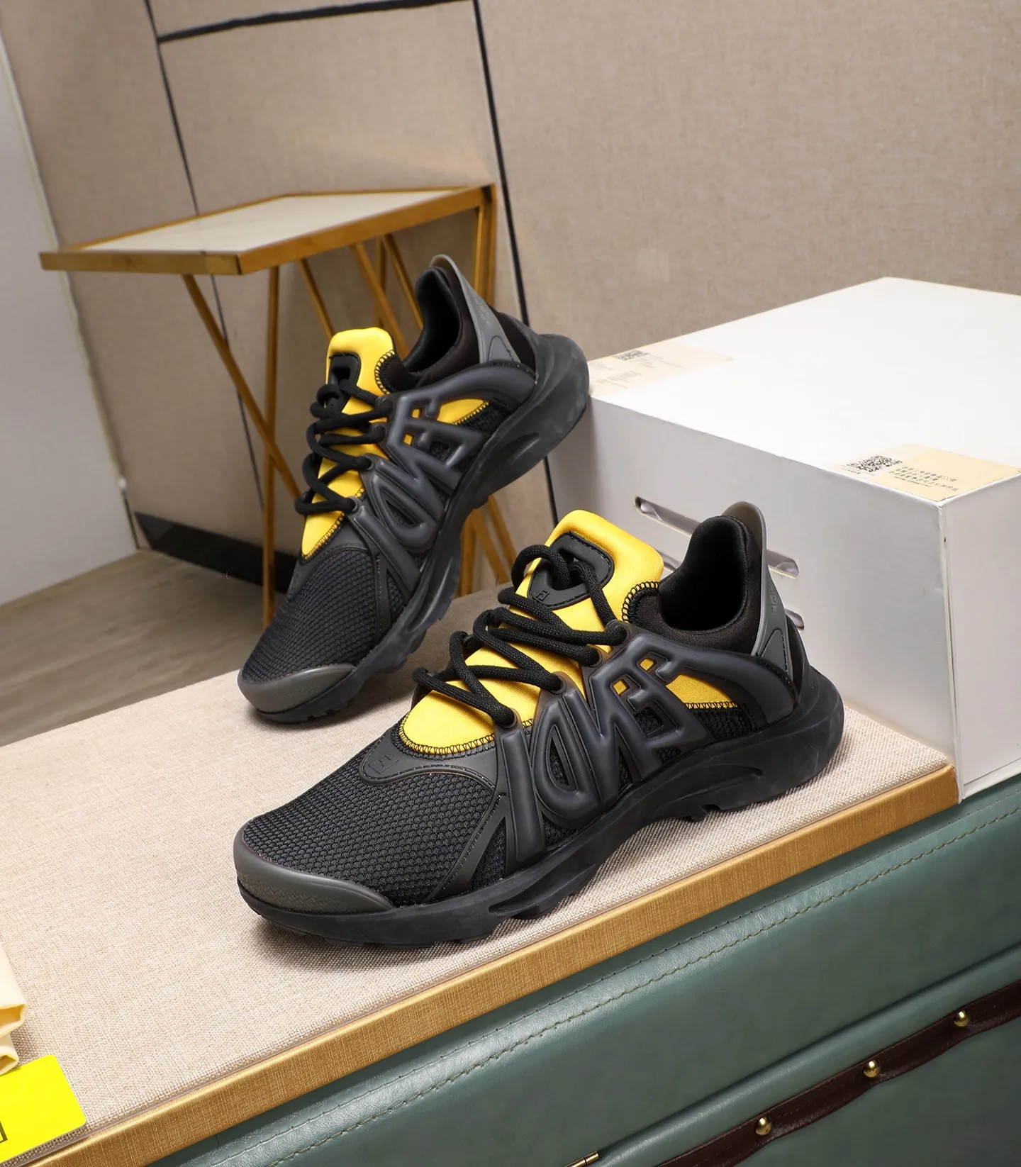 Men's Men's Shoes 💰800 Fendi Fendi's latest Tag series of men's casual mesh sports running shoes, originally purchased and developed, this Tag sneaker is a one-leg sneaker, made of black high-tech mesh material with gray neoprene details. Oversized FENDI lettering on the side and translucent rubber details. Light and flexible rubber running shoe soles, beautifully packaged at the delivery counter, customized breathable lining, original molded foam rubber outsole, sole thickness: 3.5CM! Size: 40-44 (customized at 39.45.46)